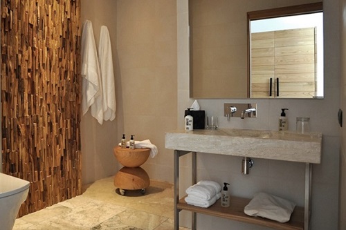 Drewniane panele na ścianę Natural Wood Panels wykorzystane w łazience