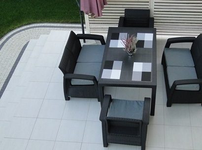 Idealny taras na letnie spotkania z meblami Corfu Fiesta