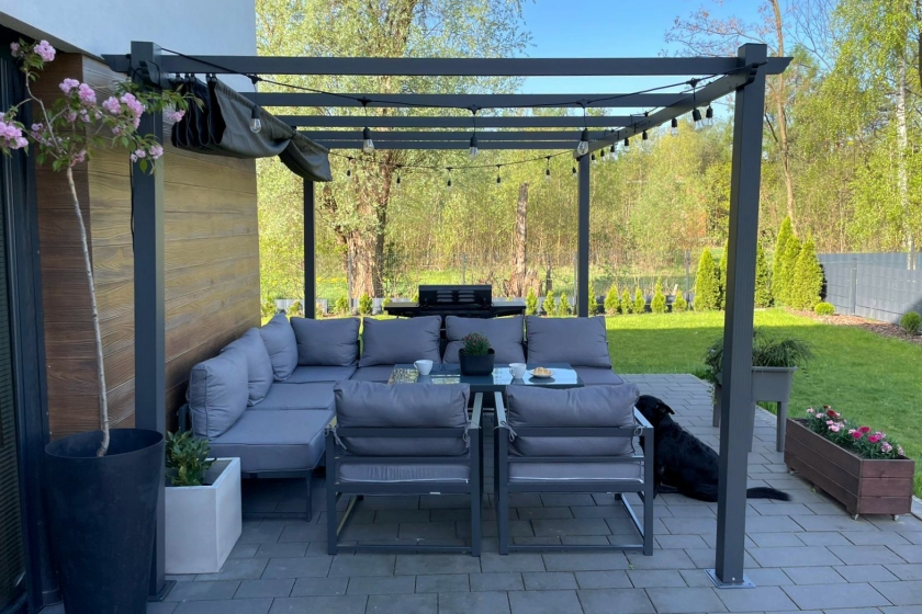 Aluminiowa pergola tarasowa na tarasie