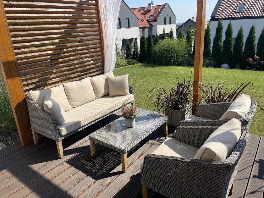 Jak wybrać sofę ogrodową? Poradnik