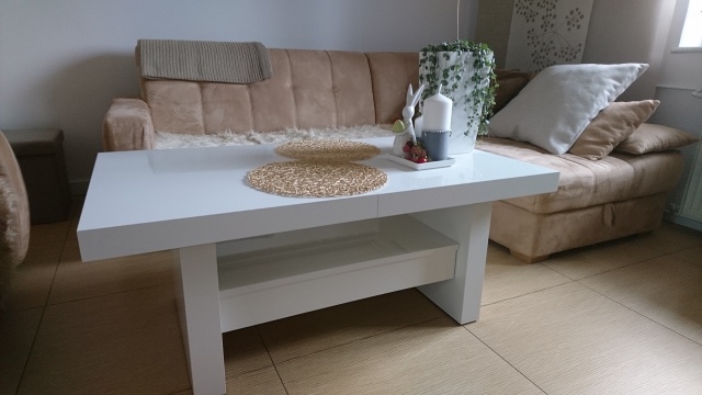 Jak urządzić mały salon ze stołem?