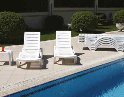 leżaki plażowe plastikowe basenowe