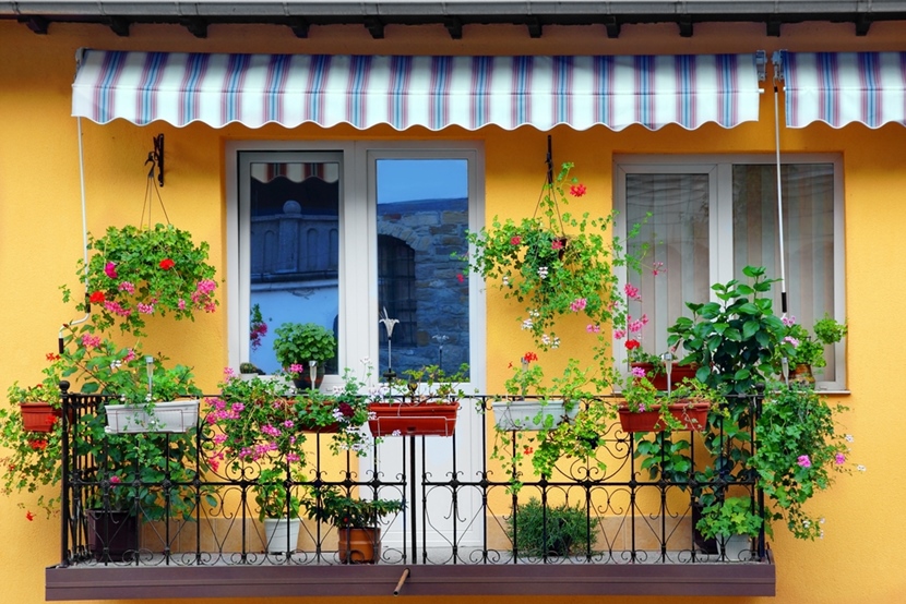 Balkon z markizą