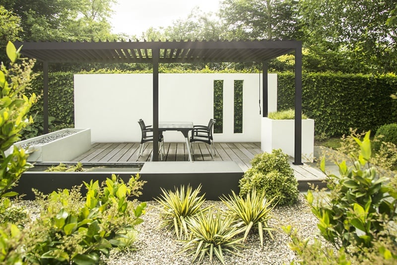 Pergola bioklimatyczna w ogrodzie  