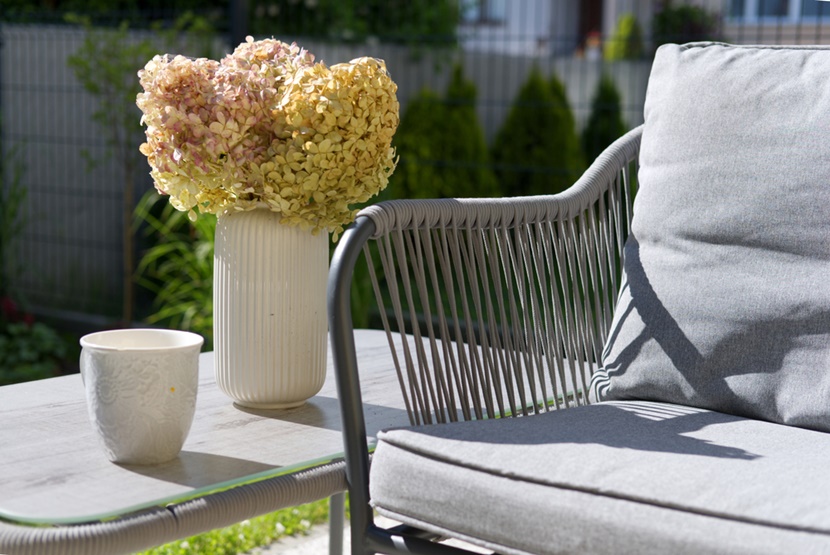 Balkon w stylu skandynawskim - przestrzeń pełna naturalności i harmonii