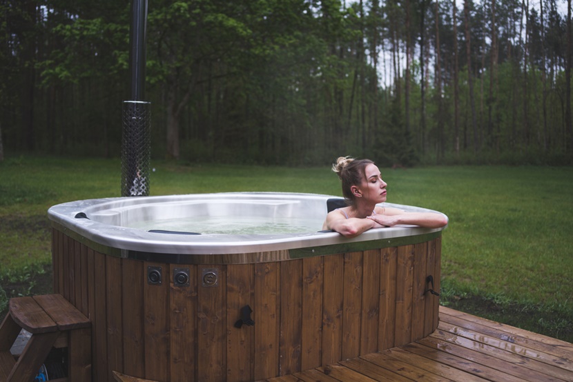 jacuzzi w ogrodzie