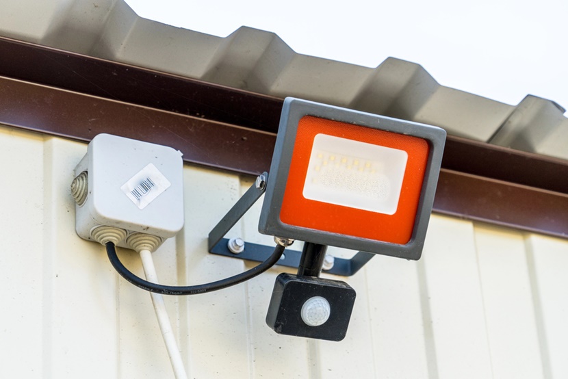 Lampa ogrodowa z czujnikiem ruchu