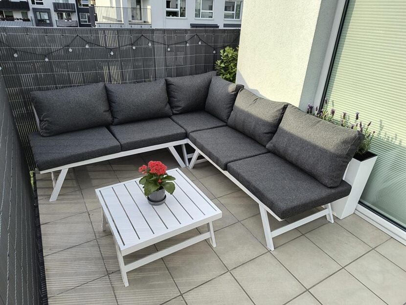 Balkon z płytkami