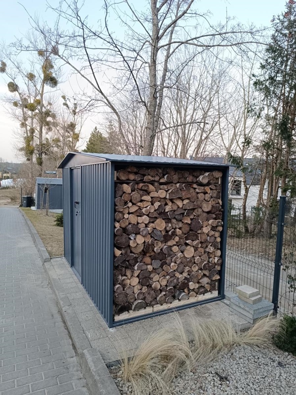 Nowoczesna drewutnia z metalu