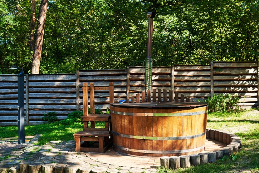 Jacuzzi ogrodowe z piecem na drewno