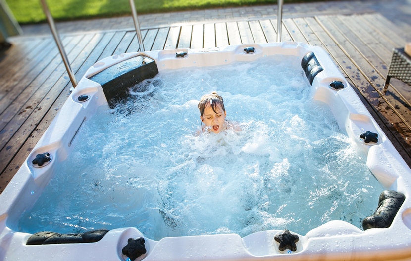 Kwadratowe jacuzzi ogrodowe
