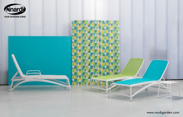 Nardi Atlantico leżak plażowy z kółkami w nowoczesnej aranżacji