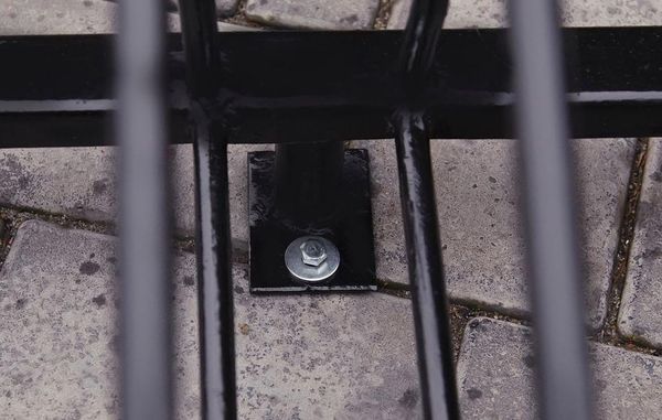 Śruba mocująca stojak do podłoża