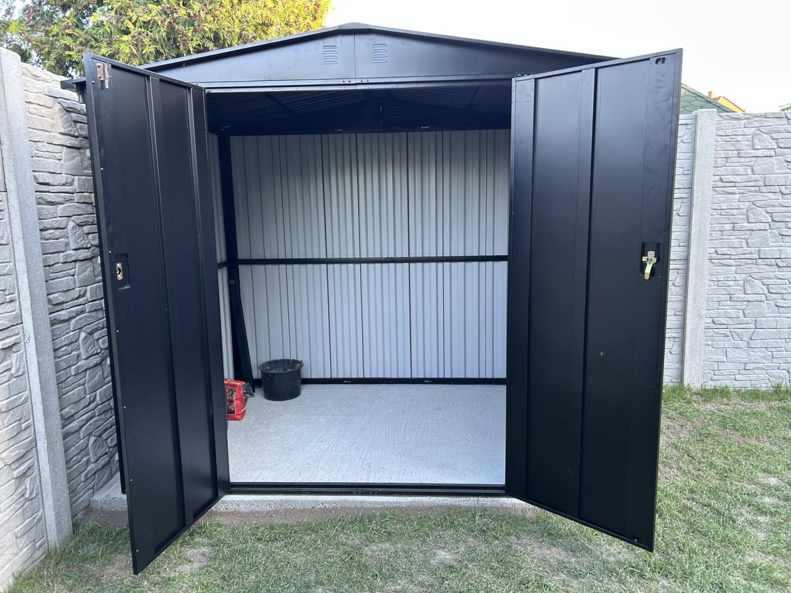 Wytrzymały schowek ogrodowy metalowy Hartt Plus 240x180x205cm - z drzwiami na zawiasach - Wooden